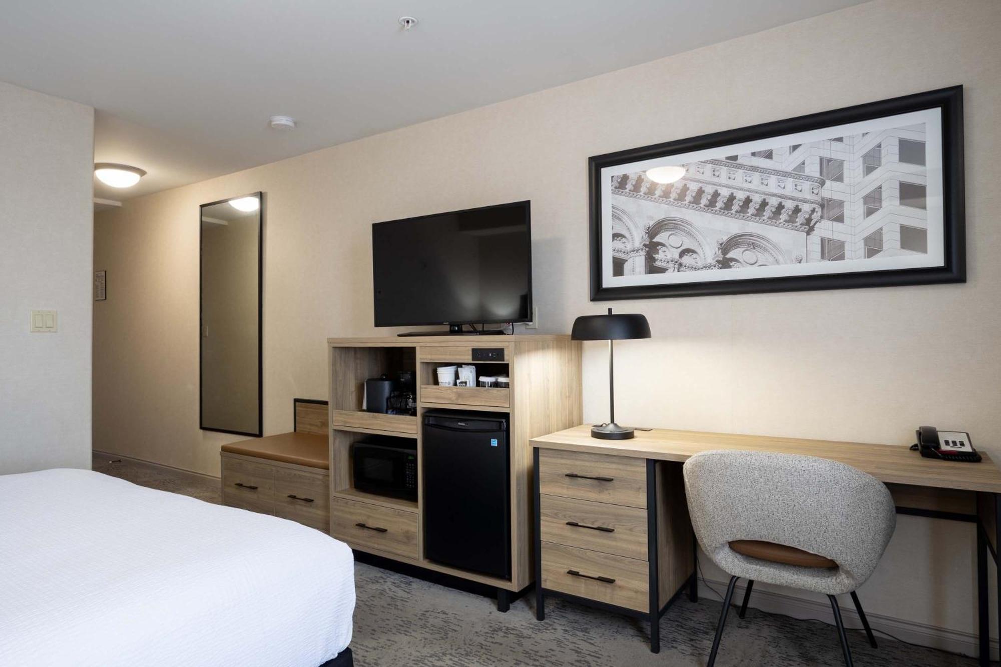 Sandman Hotel & Suites Winnipeg Airport Экстерьер фото
